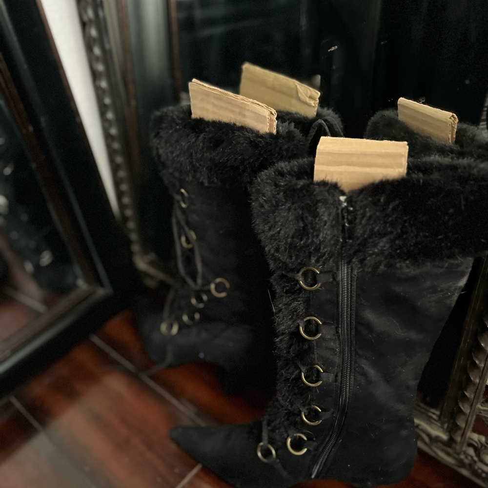 SIZE NINE KITTY HEELS